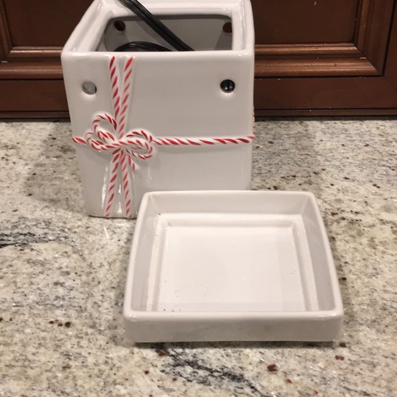 Sold…..2 Wax Warmers with 4 waxes bundle - Picture 1 of 7